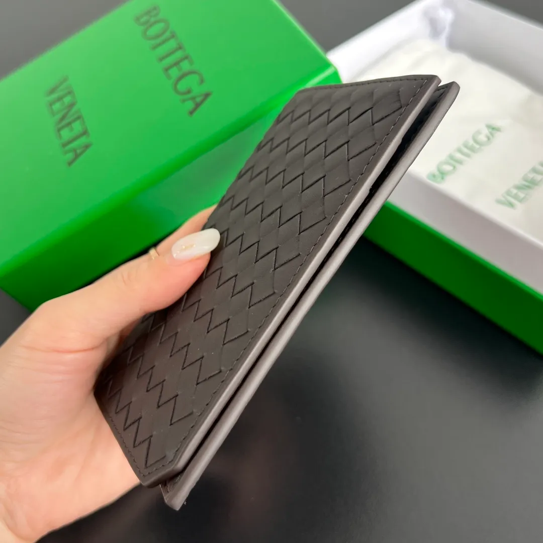 B’s new small woven passport holder [let me see]. 817398 The classic fine weave returns✅, made of cowhide, very soft to the touch and durable. In addition to your passport, you can also put your cards, ID and a small amount of cash. Small and exquisite, super suitable for travel. Weaving is the eternal classic of this brand, size: 13.3x9.5, P600